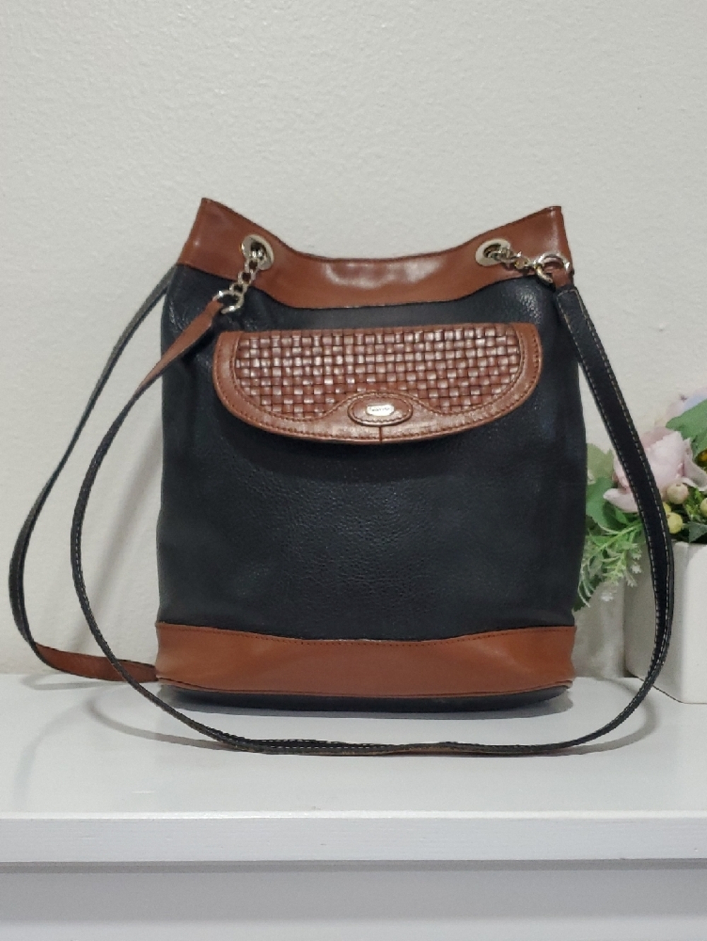 🇮🇹Vintage Bally Pebbled Black Leather Brown Trim Chain Shoulder Bag🤎🖤 - Picture 6 of 16